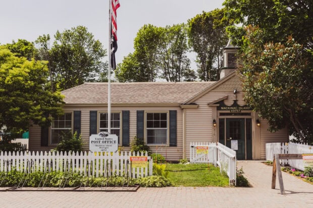The Mackinac Island post office is surrounded by trees and greenery in summer, HD Desktop Wallpaper