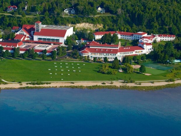 Aerial view of Mackinac Island showing buildings and lakefront, HD Desktop Wallpaper