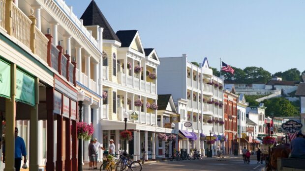 People walking and bikes on a sunny day on Mackinac Island, HD Desktop Wallpaper