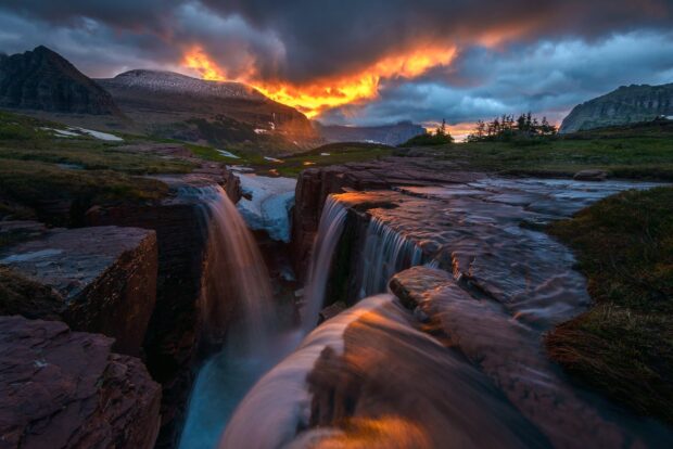 The Montana river flows through a rocky canyon under a vibrant sunset sky with mountains in the background, HD Wallpaper