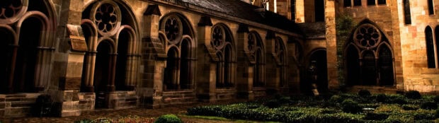 Hình ảnh này có các mái vòm và cửa sổ chi tiết của kiến ​​trúc Gothic trong một sân trong lịch sử, Hình nền máy tính 4K