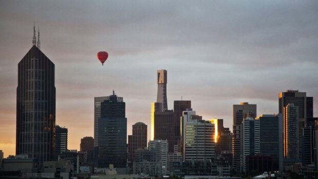A red hot air balloon floats above the Mexico City skyline during sunset, HD Desktop Wallpaper