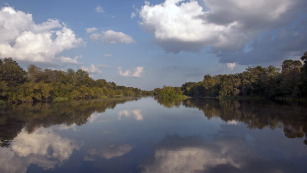 The Mississippi River flows with clouds reflecting clearly on the water surface, 2K Desktop Wallpaper