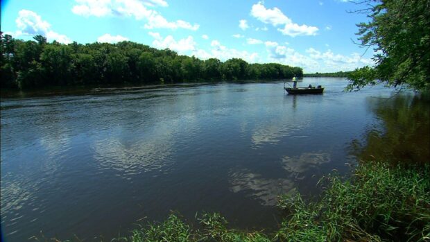 A fishing boat floats on the calm Mississippi River under a blue sky, HD Desktop Wallpaper