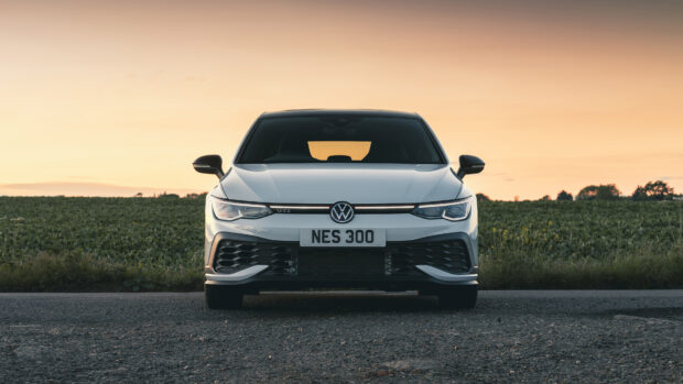 Một chiếc xe Volkswagen Golf GTI màu trắng đỗ trên một con đường nông thôn vào lúc hoàng hôn với cánh đồng xanh ở phía sau, Hình nền máy tính 4K