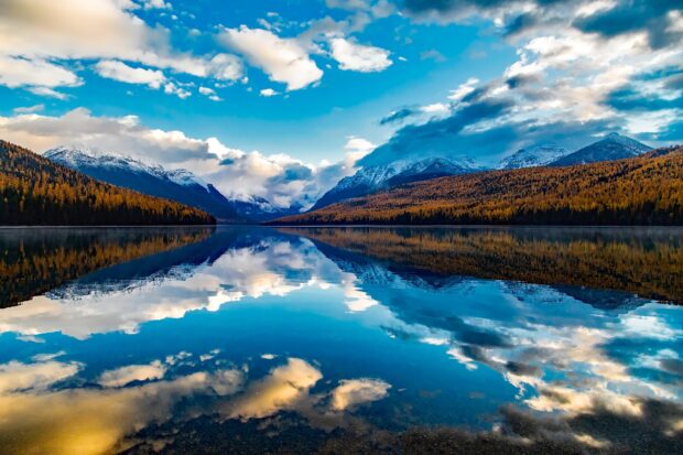 A clear lake in Montana reflects snow capped mountains and autumn trees, HD Desktop Wallpaper