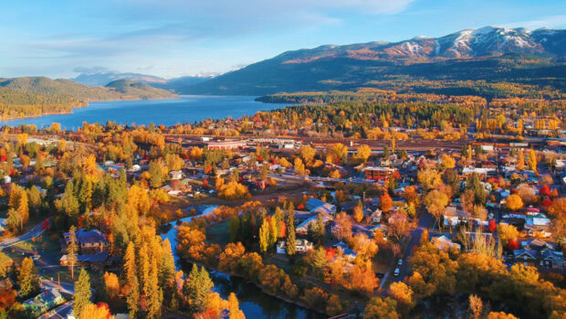 A beautiful autumn landscape in Montana with colorful trees and mountains, HD Desktop Wallpaper