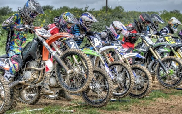 Motocross riders are lined up with dirt bikes ready to start the race, HD Desktop Wallpaper