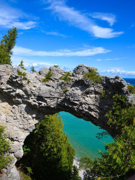 Surrounded by clear blue waters and green trees, Mackinac Island Wallpapers, HD Mobile Wallpaper