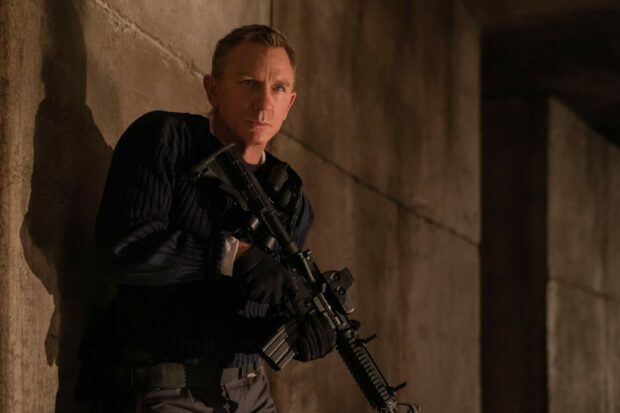 Daniel Craig holding a rifle in a tense moment from No Time To Die, HD Desktop Wallpaper