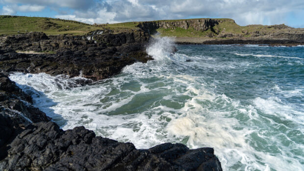 Waves crashing along rocky coast in Northern Ireland, 2K Desktop Wallpaper