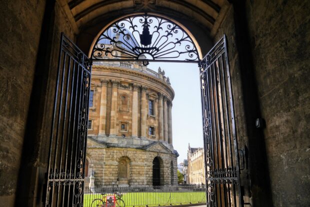 The iconic Radcliffe Camera building is viewed through an old gate at Oxford University, HD Desktop Wallpaper