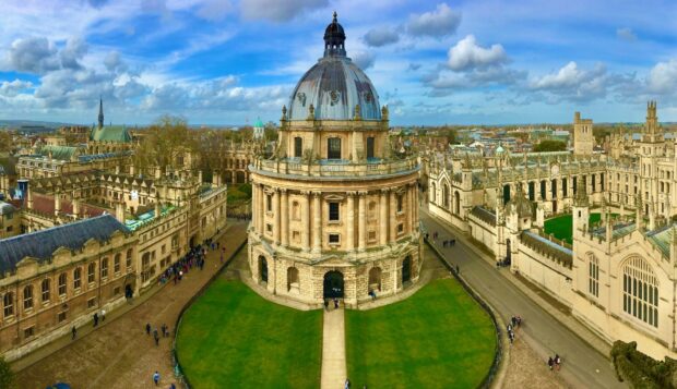 The Oxford University Radcliffe Camera building stands prominently with clear blue skies, HD Desktop Wallpaper