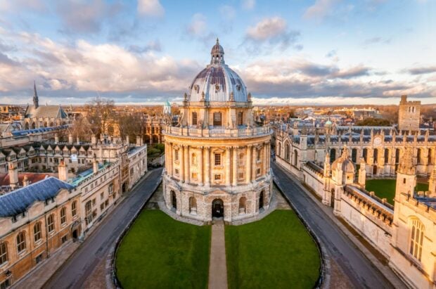 The Radcliffe Camera is a famous Oxford University building with clear skies, HD Desktop Wallpaper