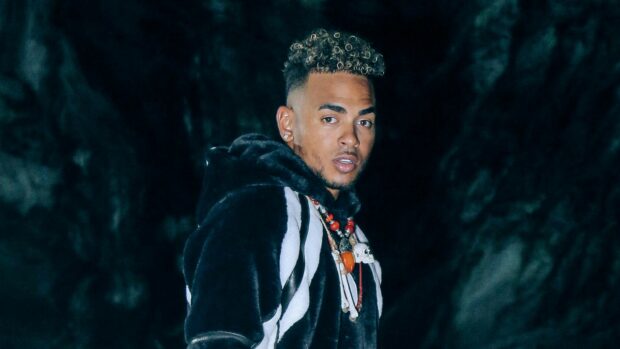 Ozuna Wallpapers wearing a black hoodie with beaded necklaces in a dark background, HD Desktop Wallpaper