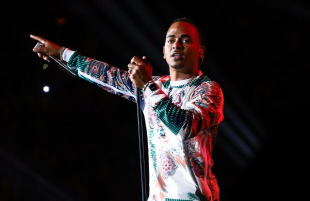 Ozuna is performing live on stage with a microphone in hand, 2K Desktop Wallpaper