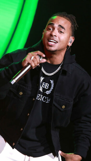 Ozuna is singing and holding a microphone during a live concert, HD Mobile Wallpaper
