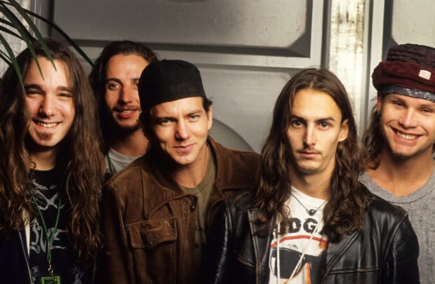 Pearl Jam group smiling and posing together in casual clothing, 2K Desktop Wallpaper
