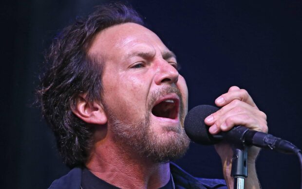 Pearl Jam lead singer passionately performing on stage with microphone, 2K Desktop Wallpaper
