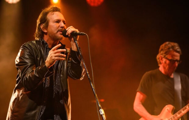 Eddie Vedder singing on stage during a Pearl Jam concert, HD Desktop Wallpaper