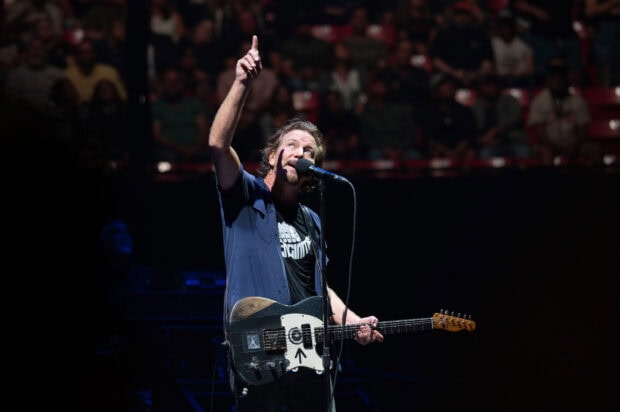 Pearl Jam performs live with guitar on stage, 2K Desktop Wallpaper
