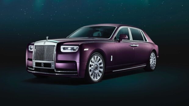 A purple Rolls Royce Phantom is parked with stars in the dark sky behind it, 4K Desktop Wallpaper
