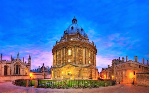 The Radcliffe Camera at Oxford University stands with bicycles parked around it during dusk, HD Desktop Wallpaper