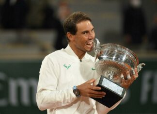 Rafael Nadal celebrates with the Roland Garros trophy after winning the match, HD Desktop Wallpaper
