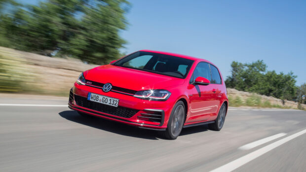Một chiếc Volkswagen Golf GTI màu đỏ đang lao nhanh trên một con đường quanh co với những hàng cây ở phía sau, Hình nền máy tính 4K