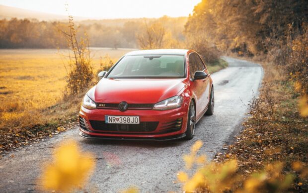 Một chiếc Golf Gti màu đỏ đỗ trên con đường quê mùa thu được bao quanh bởi những hàng cây vàng, Hình nền máy tính HD
