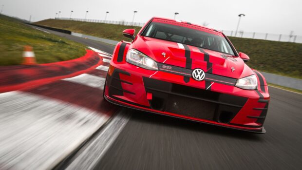 Một chiếc Volkswagen Golf Gti màu đỏ đang tăng tốc trên đường đua với những khúc cua gấp, Hình nền máy tính 4K