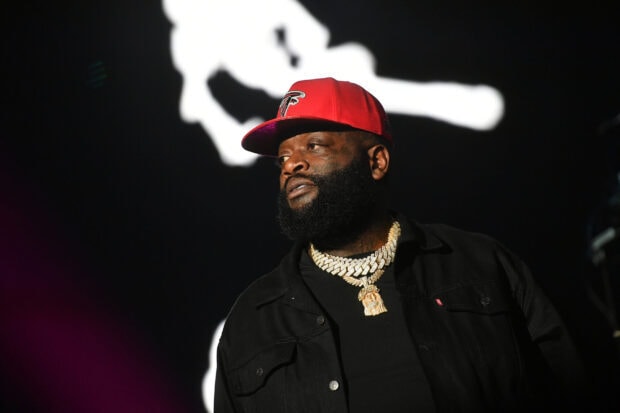 A close up of Rick Ross wearing a red cap and gold chains on stage, 2K Desktop Wallpaper