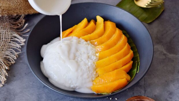 A bowl of ripe mango slices served with coconut milk and sticky rice, HD Desktop Wallpaper