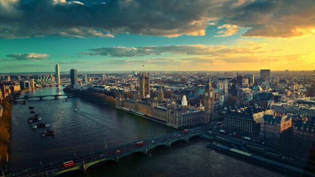 The River Thames flows past iconic London buildings during sunset, 4K Desktop Wallpaper
