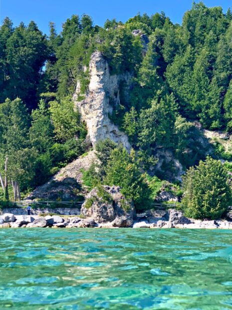 A clear view of Mackinac Island Wallpapers with green water, HD Mobile Wallpaper