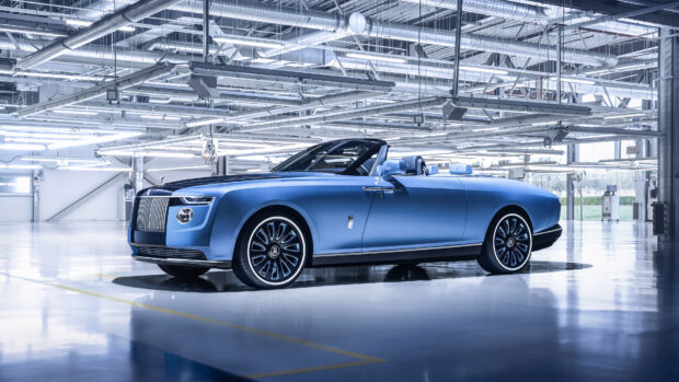 A blue Rolls Royce Phantom is displayed in a modern industrial setting, 4K Desktop Wallpaper