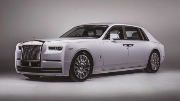 A silver Rolls Royce Phantom is displayed in a studio setting, HD Desktop Wallpaper