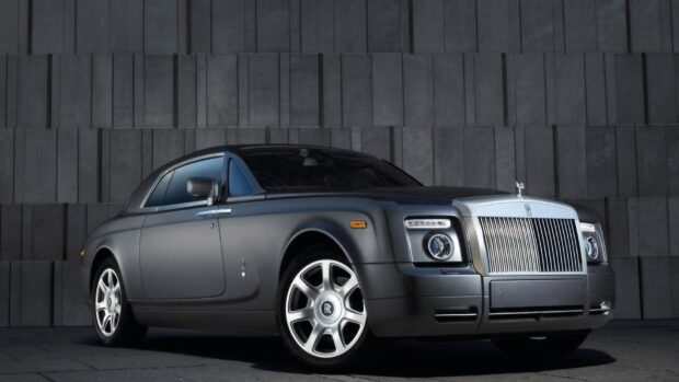 A Rolls Royce Phantom is parked in front of a textured wall emphasizing its elegance, HD Desktop Wallpaper