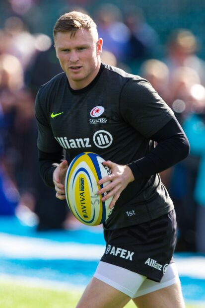 A rugby league player is preparing to pass the ball during a match, 2K Mobile Wallpaper