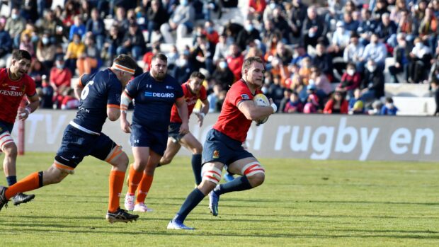 A rugby league player runs with the ball while others chase during a match, 4K Desktop Wallpaper