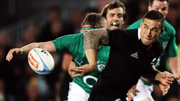 A rugby league player passes the ball quickly during an intense match, 2K Desktop Wallpaper