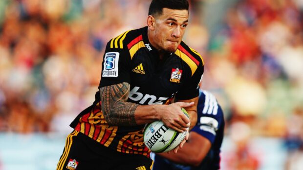 A rugby league player wearing a black and yellow jersey is holding the ball during a game, 4K Desktop Wallpaper