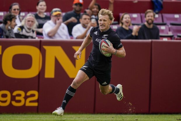 A rugby league player is sprinting with the ball during a match in front of cheering fans, 2K Desktop Wallpaper