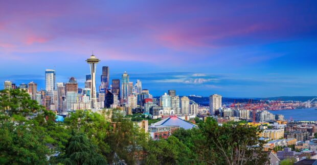 The Seattle skyline shows iconic buildings and Mount Rainier on a clear evening, 2K Desktop Wallpaper