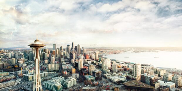The Seattle skyline features the Space Needle and Mount Rainier in the background, 2K Desktop Wallpaper
