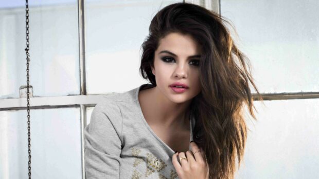 Selena Gomez wallpapers showing her with long hair and casual outfit, 4K Desktop Wallpaper