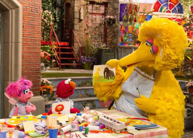 Big Bird and friends showing colorful drawings at a table, HD Desktop Wallpaper