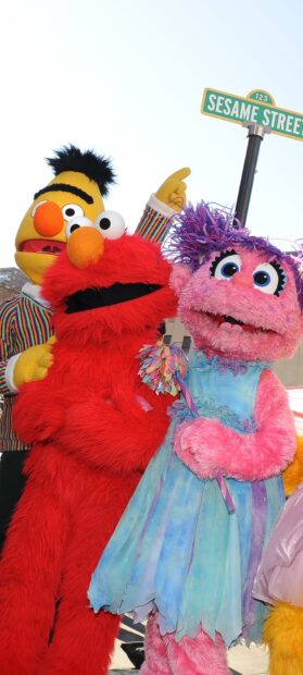 The Sesame Street characters pose happily under the Sesame Street sign, HD Mobile Wallpaper