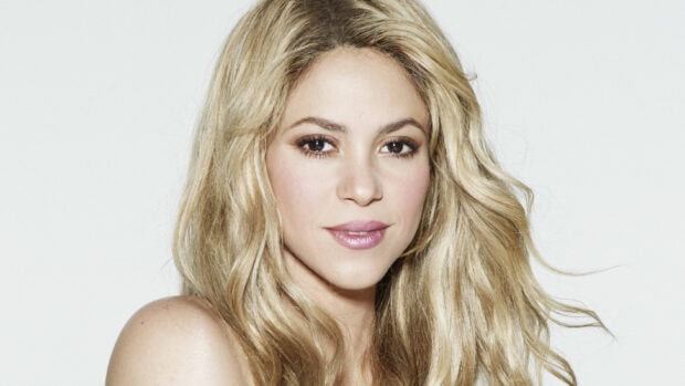 Shakira Wallpapers showing her smiling face and flowing blonde hair, 2K Desktop Wallpaper