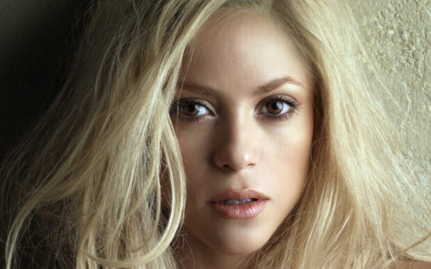 Shakira wallpapers show a close up of a woman with blonde hair and brown eyes, 2K Desktop Wallpaper